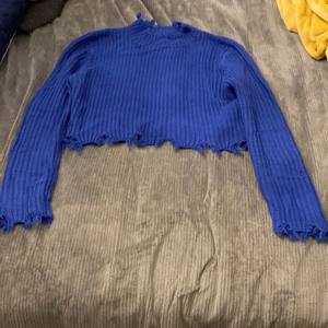 Distressed weater‎